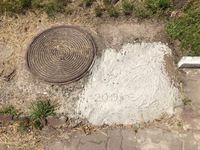 В місті на Волині взялись за впорядкування каналізаційних люків. ФОТО