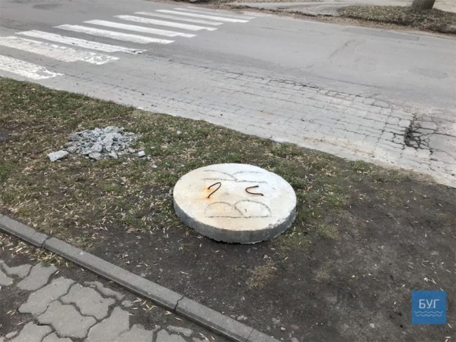 В місті на Волині взялись за впорядкування каналізаційних люків. ФОТО