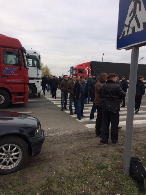 Шахтарі перекрили міжнародну трасу на Волині. ФОТО