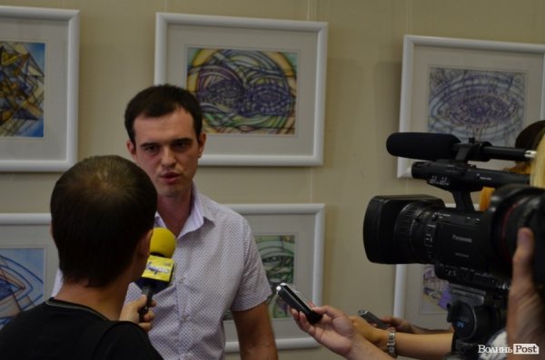 У Луцьку відкрилася виставка картин, які можна «читати» руками. ФОТО