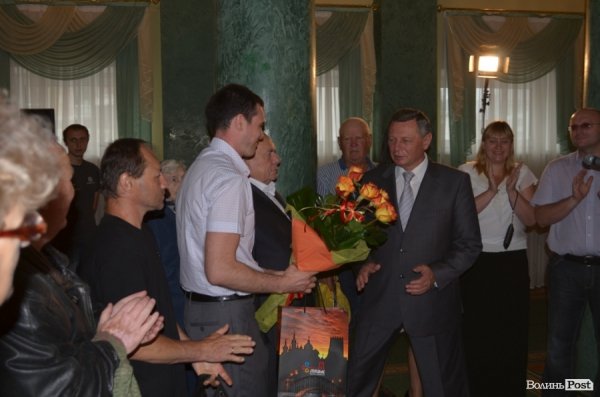 У Луцьку відкрилася виставка картин, які можна «читати» руками. ФОТО