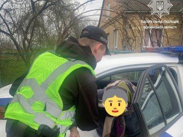 У Луцьку патрульні допомогли бабусі, яка загубилася в місті