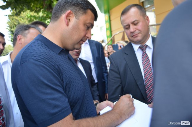 Щастя молодим та селфі-бум: як Гройсман гуляв центром Луцька. ФОТО