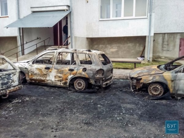 У Нововолинську  згоріли одразу три автомобілі. ФОТО