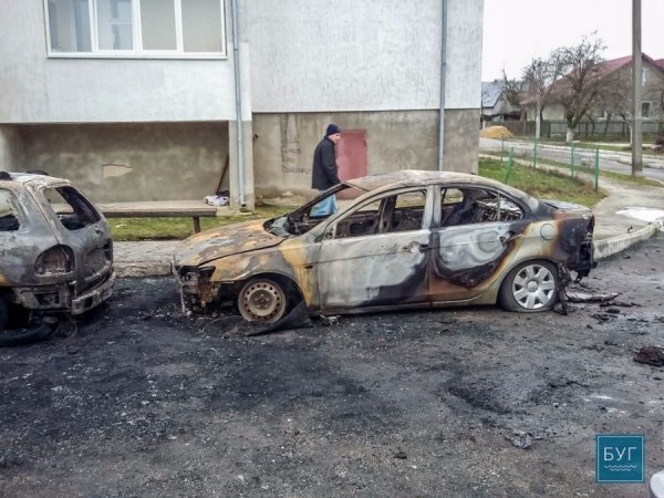 У Нововолинську  згоріли одразу три автомобілі. ФОТО