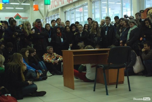 У Луцьку «Нова лінія» та спортзал стали театрами. ФОТО. ВІДЕО