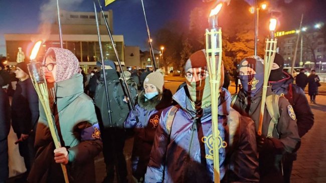 На смолоскипну ходу у Луцьку приїхали гості з різних куточків України. ФОТО