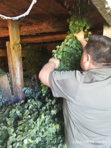 Волинські лісівники заготовляють смаколики на зиму для диких тварин. ФОТО