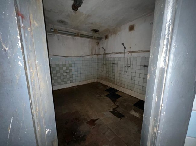 Нелюдські умови та молитви на стінах: на Харківщині виявили ще одну катівню. ВІДЕО