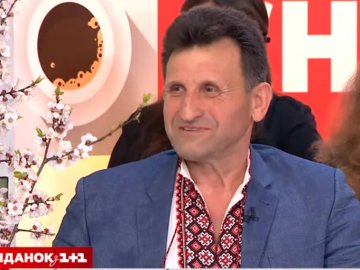 Скульптор-квіткар з Волині приніс мішок у студію каналу «1+1». ВІДЕО