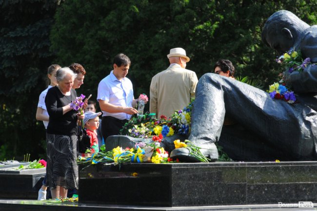 З маками і трояндами: у Луцьку відзначили річницю перемоги над нацизмом. ФОТО