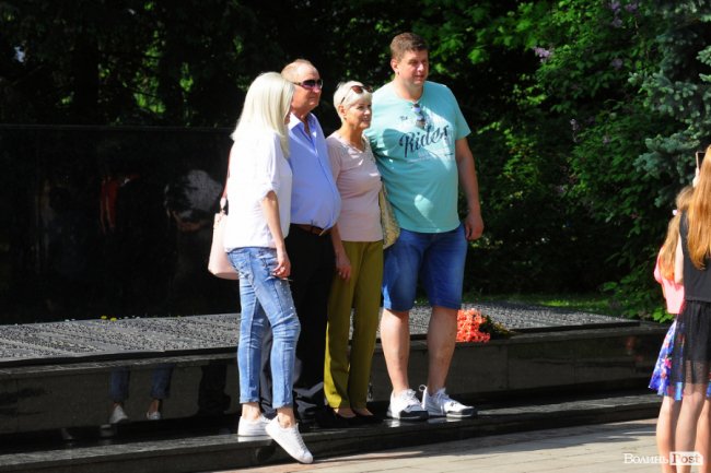 З маками і трояндами: у Луцьку відзначили річницю перемоги над нацизмом. ФОТО