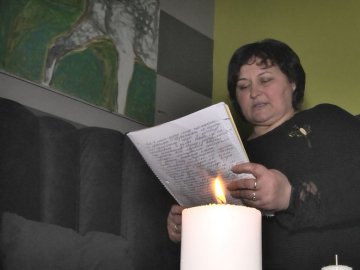 Переселенка із Бучі презентує у Луцьку моновиставу про окупацію