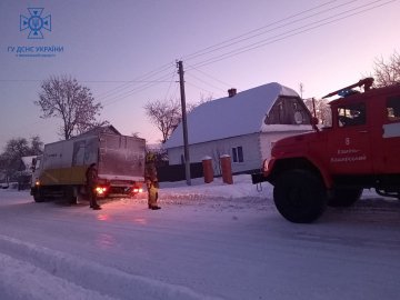На Волині у сніговому заметі застрягла вантажівка, яка перевозила поштові відправлення