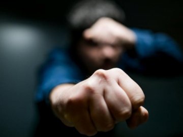 У Луцьку посеред ночі невідомий напав на 20-річного хлопця та побив його