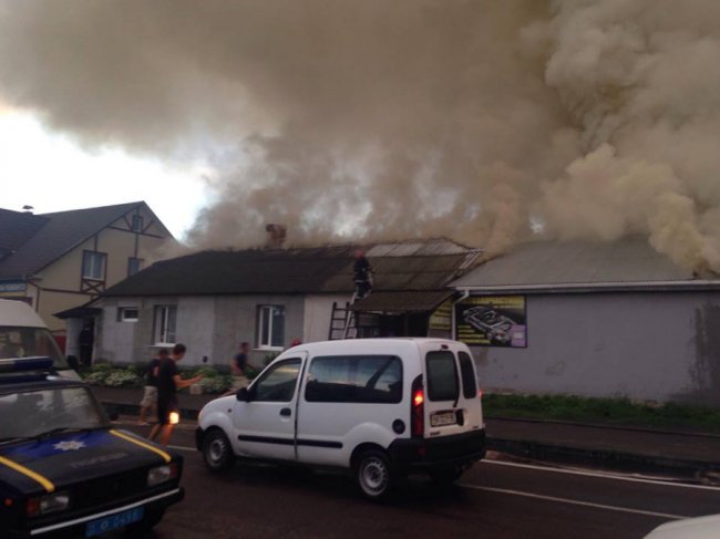 Вогонь і хмари диму: у Рожищі спалахнув базар. ФОТО
