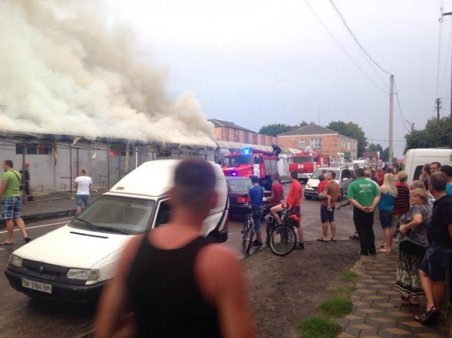 Вогонь і хмари диму: у Рожищі спалахнув базар. ФОТО