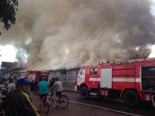 Вогонь і хмари диму: у Рожищі спалахнув базар. ФОТО