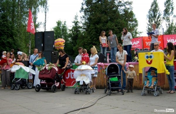 У Луцьку відбувся фестиваль дитячих візочків
