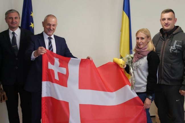 Волинянка поїде на «Ігри нескорених» з прапором, який висів в кабінеті голови ОДА