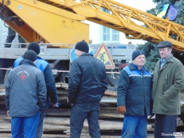 Ялинки у Луцьку прикрасили символікою ЄС. Прокуратура поки що мовчить. ФОТО