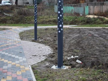 У місті на Волині в новій рекреаційній зоні встановили креативні ліхтарі. ФОТО