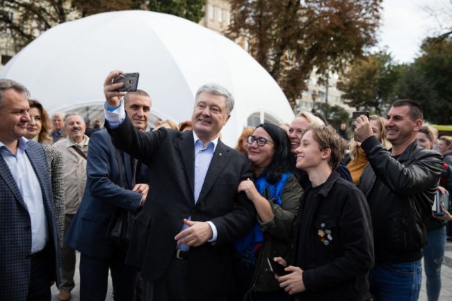 «Тут фантастична українська, патріотична атмосфера»: Петро Порошенко відвідав книжковий форум