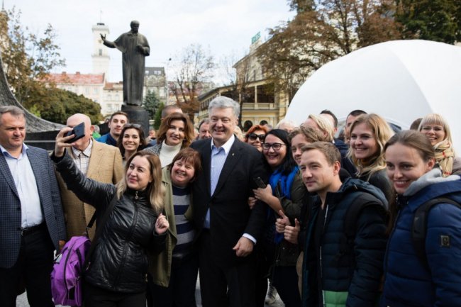 «Тут фантастична українська, патріотична атмосфера»: Петро Порошенко відвідав книжковий форум