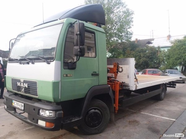 Лучанам показали евакуатор, який забиратиме неправильно припарковані машини. ФОТО