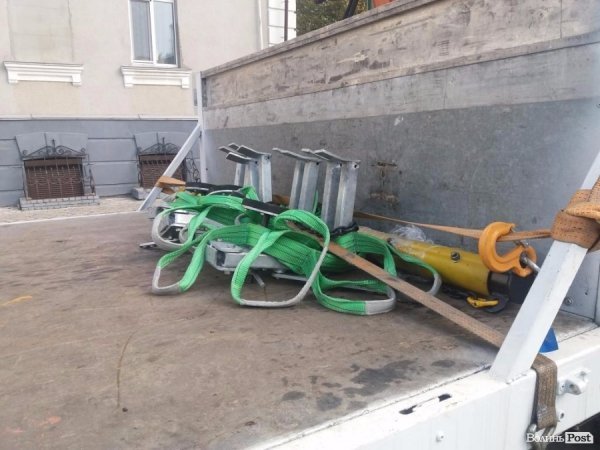 Лучанам показали евакуатор, який забиратиме неправильно припарковані машини. ФОТО