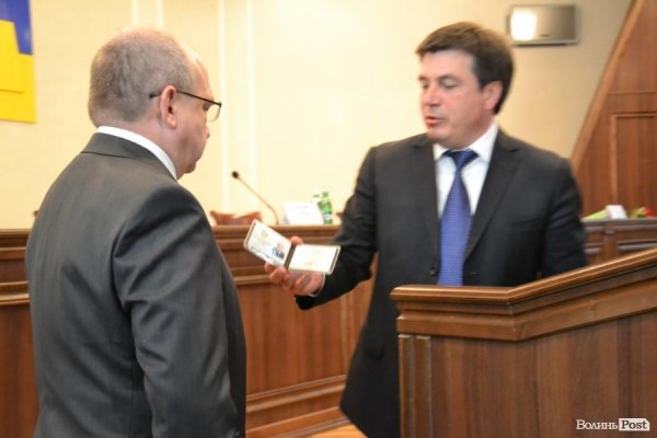 Володимиру Гунчику представник Адміністрації президентавручає посвідчення голови ОДА