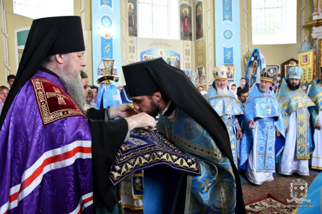 У селі на Волині очільника єпархії УПЦ (МП) Нафанаїла зустріли килимом з квітів і короваєм. ФОТО