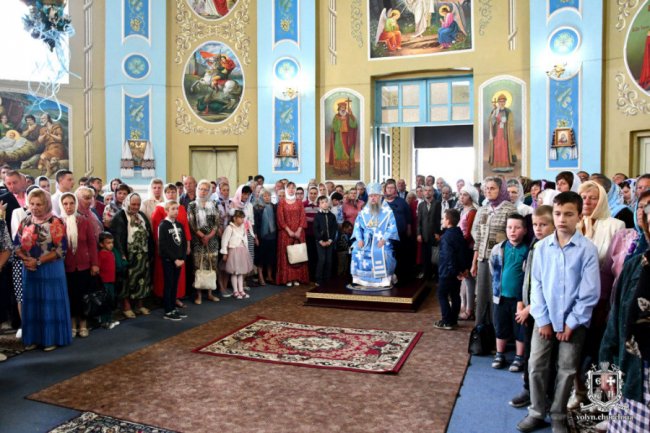 У селі на Волині очільника єпархії УПЦ (МП) Нафанаїла зустріли килимом з квітів і короваєм. ФОТО