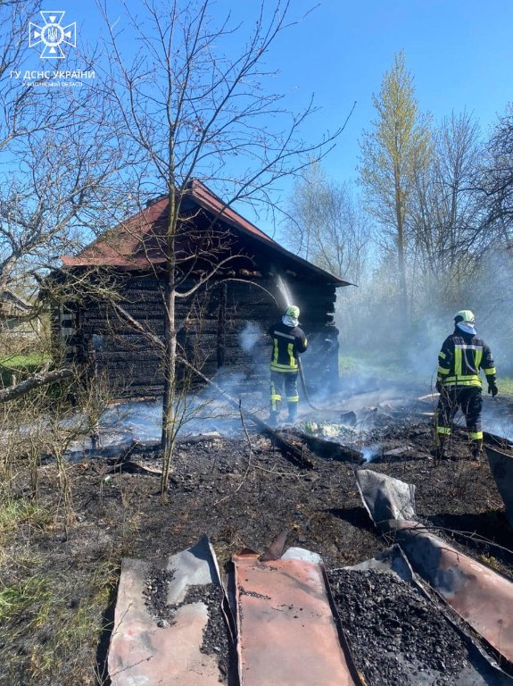 На Волині рятувальники допомогли двом літнім жінкам та ліквідували пожежу
