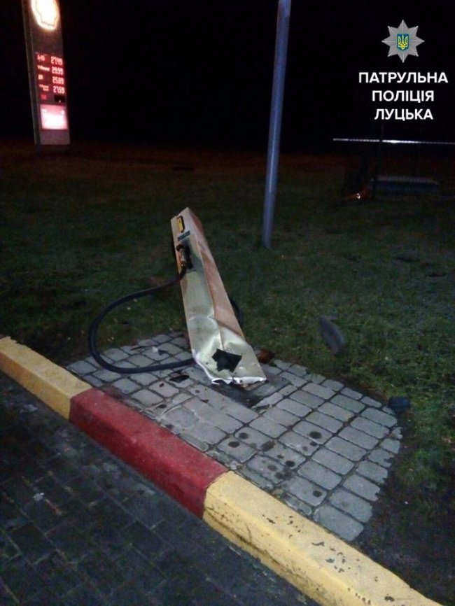 На Волині п’яний водій протаранив колонку АЗС