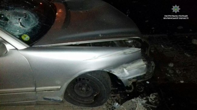 В'їхав у паркан: п'яний волинянин розтрощив свій автомобіль. ФОТО. ВІДЕО