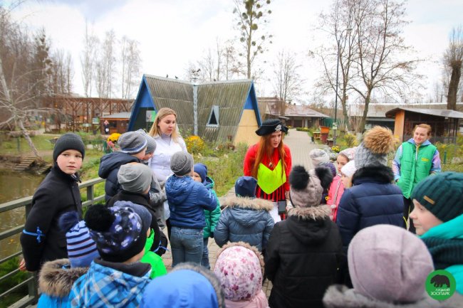 Як малеча в луцькому зоопарку ведмедика «лікувала». ФОТО