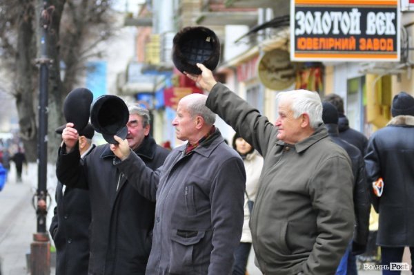Футбольні фани у Луцьку влаштували марш. ВІДЕО