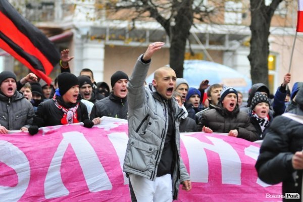Футбольні фани у Луцьку влаштували марш. ВІДЕО