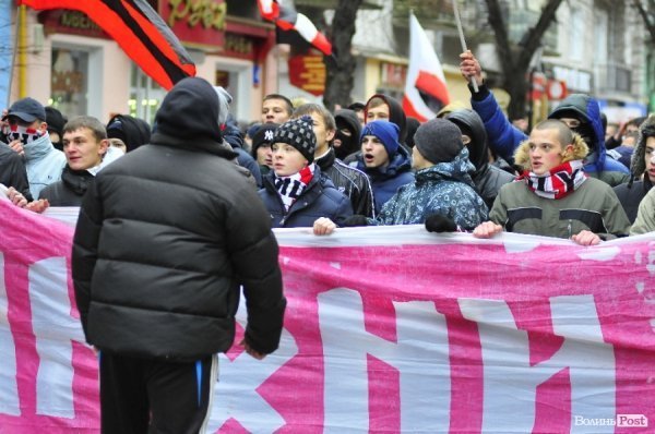 Футбольні фани у Луцьку влаштували марш. ВІДЕО