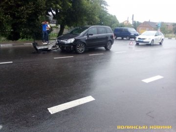 Від удару відірвало бампер: поблизу Луцька – аварія за участю буса та легковика. ФОТО