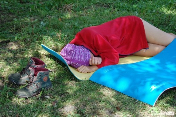 Дехто спить у затінку