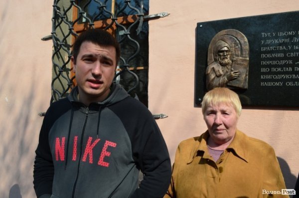 Зліва - Денис Деркач