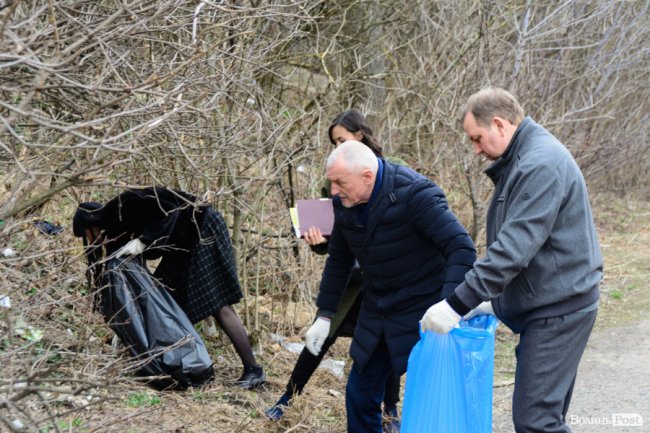 У джинсах та рукавичках: як Савченко зі студентами збирав сміття. ФОТО