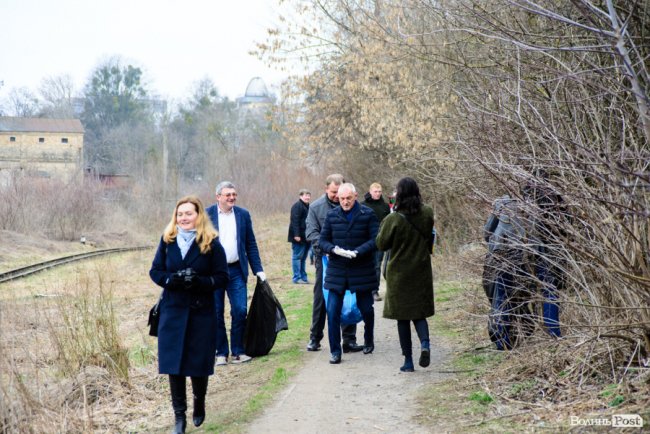 У джинсах та рукавичках: як Савченко зі студентами збирав сміття. ФОТО