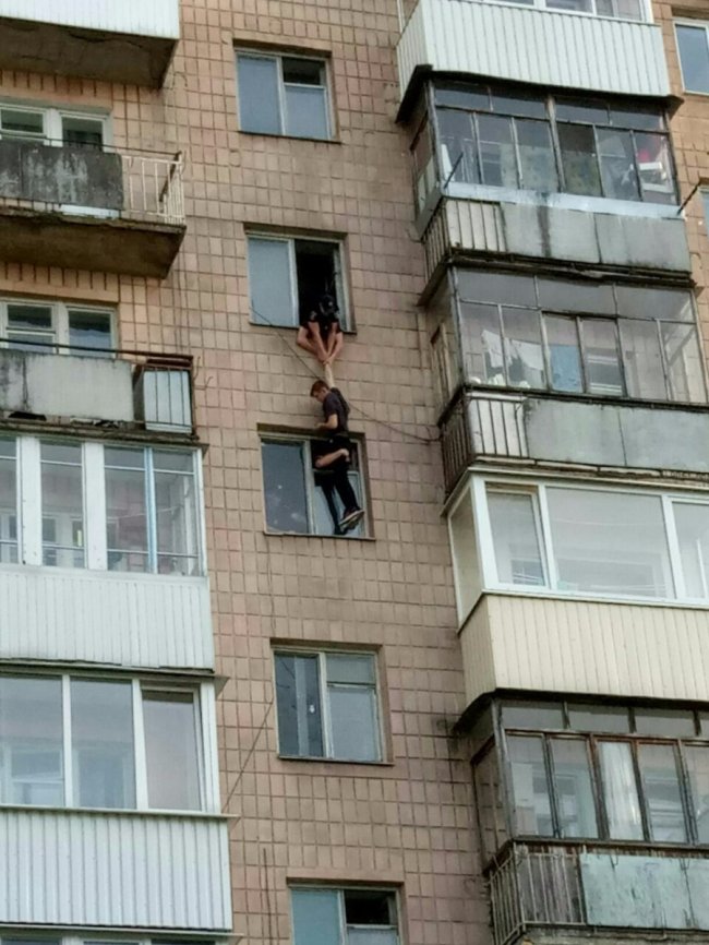 Опублікували фото, як луцькі патрульні рятували самогубця