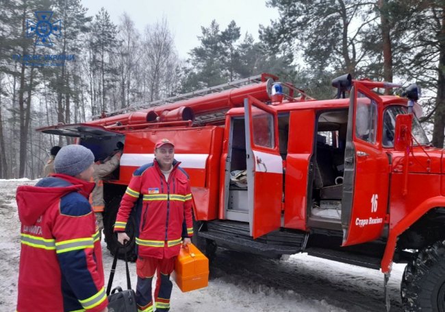 «Швидка» їхала на виклик і застрягла: на Волині рятувальники доставили фельдшера пожежним автомобілем 