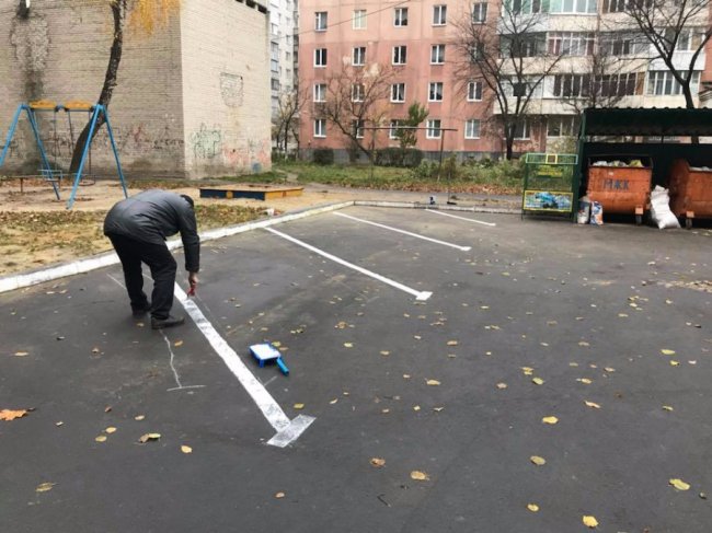 Не чекай «манни небесної»: у Луцьку мешканці будинку облаштували парковку