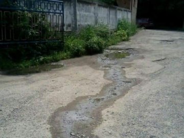 У Луцьку фекаліями залило вулицю. ФОТО