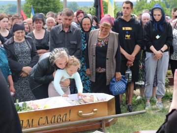 Коханий чоловік та найкращий тато: на Волині попрощалися із Героєм Володимиром Шоцьким